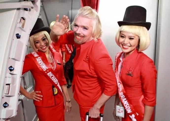 Branson como azafata de Air Asia