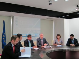 El conselleiro de Economía, Francisco Conde, en el centro, en rueda de prensa