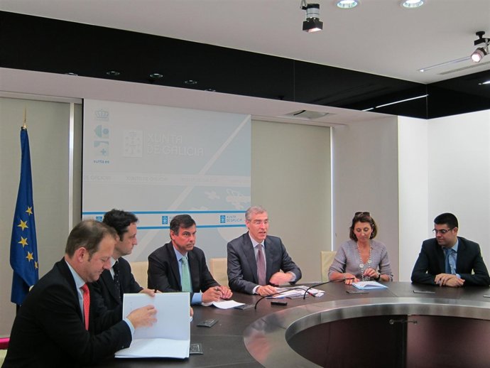 El conselleiro de Economía, Francisco Conde, en el centro, en rueda de prensa