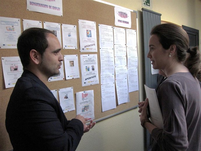 Gamarra atiende las explicaciones del responsable de programas de empleo