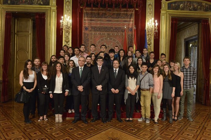Iribas y Maya junto a los estudiantes extranjeros de la UPNA               