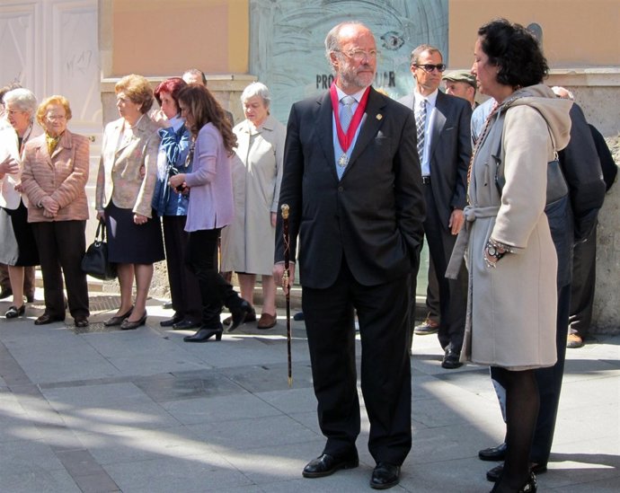 León de la Riva y Cantalapiedra a su llegada a la iglesia del Salvador