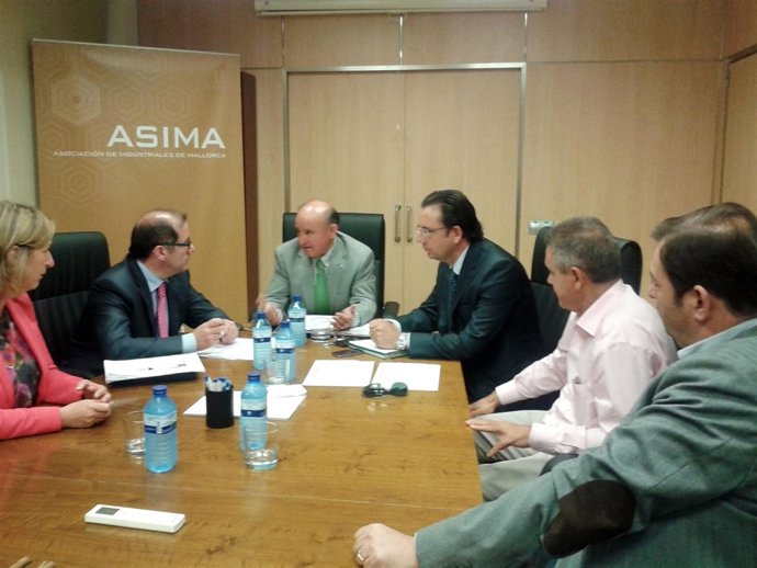 Gabriel Vallejo en una reunión con Asima