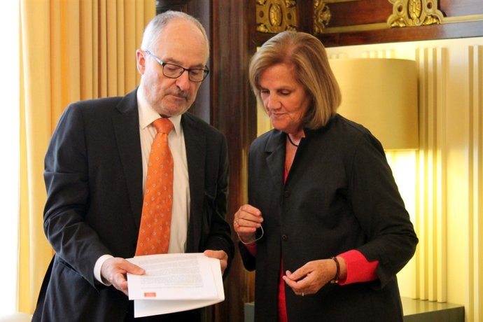 El síndic Rafael Ribó y la pta del Parlament, Núria de Gispert