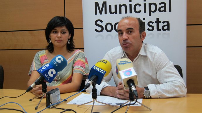 Pedro López y Andrea Garries, del PSOE Murcia, en una rueda de prensa