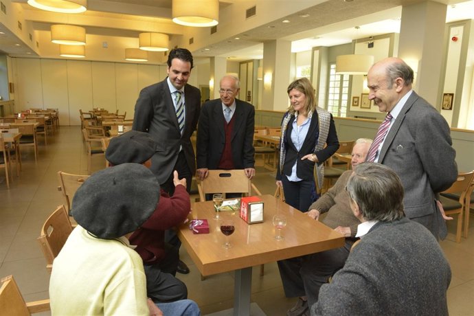 El consejero Alli saluda a varios residentes.                     