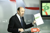 Rubalcaba envía a Rajoy su plan de reactivación económica 