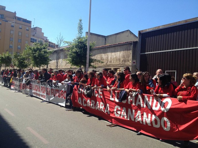 Concentración de Sniace frente al Parlamento 