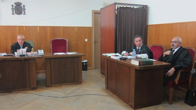 El abogado de Rosa del Valle, Manuel Domínguez, y el fiscal Alfredo Flores.