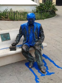 La escultura de Estellés en Burjassot (Valencia) cubierta de pintura