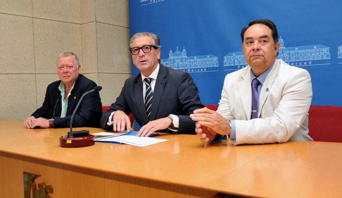 Pineda (centro) en la rueda de prensa