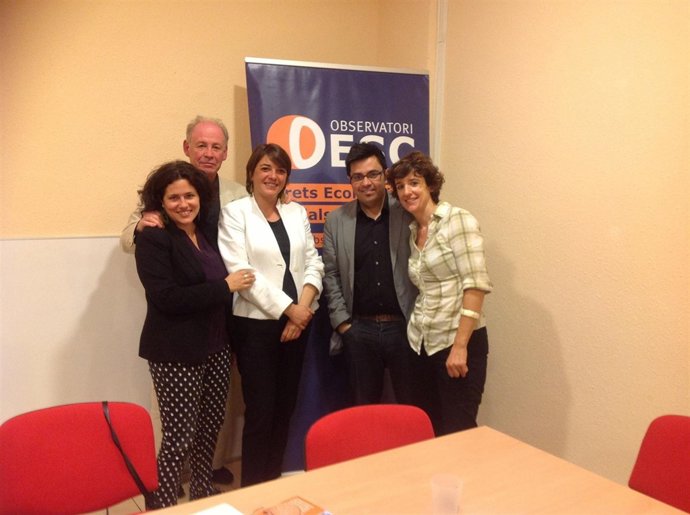 Elena Cortés con Amanda Meyer y miembros del Observatorio catalán de DESC