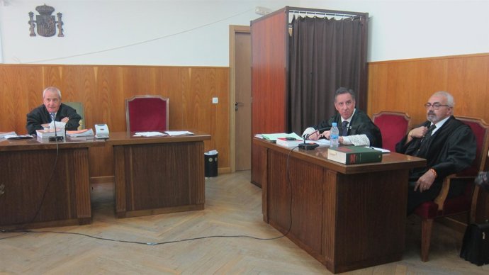 El abogado de Rosa del Valle, Manuel Domínguez, y el fiscal Alfredo Flores.