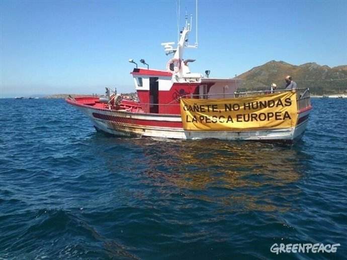 Un barco artesanal en la movilización de Muros