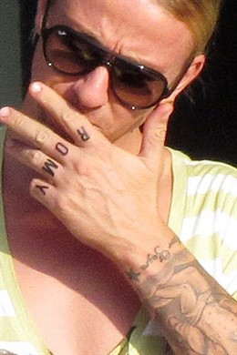 Guty se tatua 'Romy' en su mano izquierda.