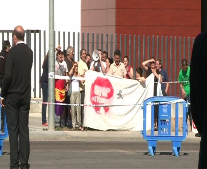 Manifestantes esperan a La Reina