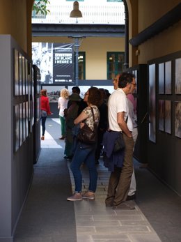 Personas viendo la exposición 'València en Blanc i Negre II'