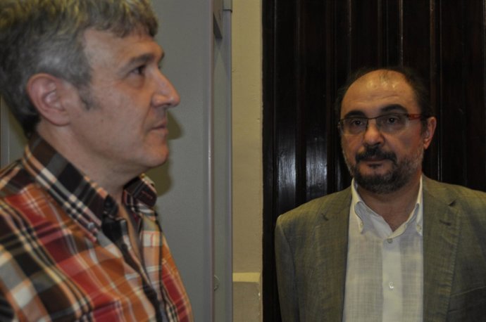 El autor de 'El cuarto pilar', Joaquín Santos, y Javier Lambán (PSOE-Aragón).