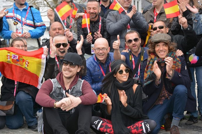 Los componentes de El sueño de Morfeo, con sus seguidores en Suecia