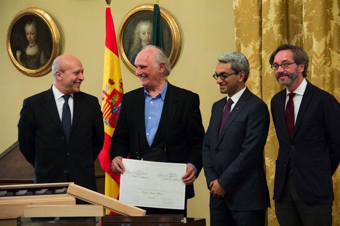Acto de entrega del premio Luso-Español de Arte y Cultura al cineasta Carlos Sau