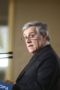 Bruselas dice que España puede ganar el partido contra el paro