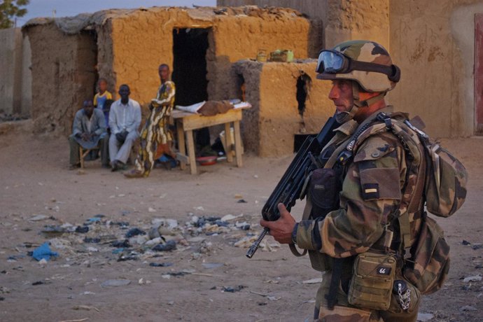 Soldado francés patrulla en busca de islamistas malienses
