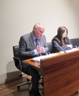 Blanco, junto a la gerente del Sespa, Celia Gómez, durante la comisión.