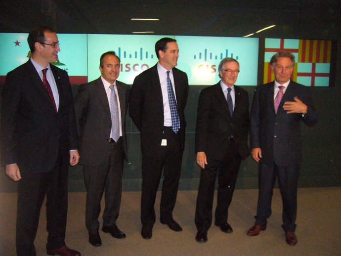 El alcalde de Barcelona, Xavier Trias (segundo por derecha), con Cisco