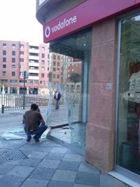 Destrozan el escaparate de una tienda de móviles en el centro de Algeciras mediante un 'alunizaje'