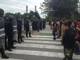 Estudiantes ante los Mossos en la UAB