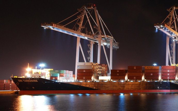 Barco de ZIM en el Puerto de Tarragona