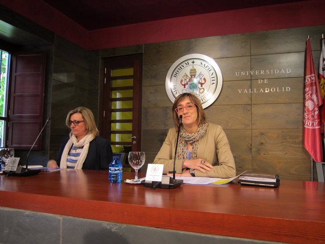 Julia Bachiller (izq) y Rocío Anguita presentan la oferta educativa