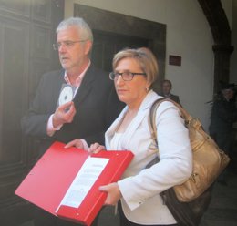 Los diputados del PSPV en el momento de presentar los documentos a Fiscalía