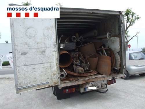 Camión en el que los presuntos ladrones transportaban hierro