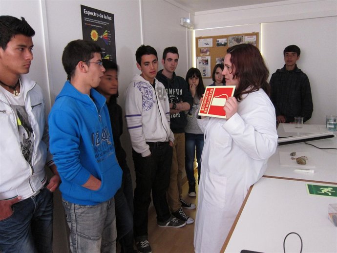 Una monitora en uno de los talleres con jóvenes de la ESO