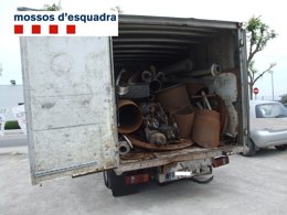 Camión en el que los presuntos ladrones transportaban hierro