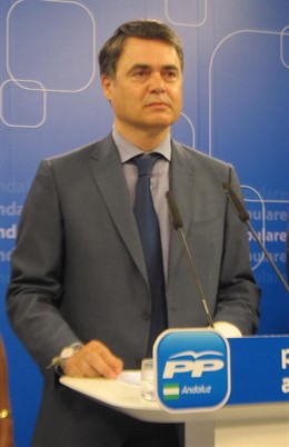 El portavoz parlamentario del PP-A, Carlos Rojas, en rueda de prensa