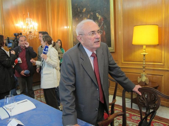 Otero Novas, antes del inicio de las deliberaciones.