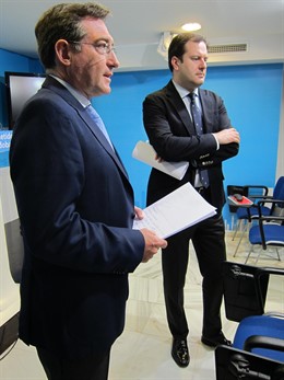 Carmona (en primer plano) junto a Molina