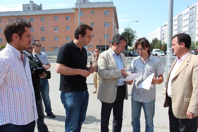 Juan Espadas y Juan Carlos Cabrera con vecinos de Pino Montano