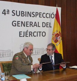 Aurelio Quintanilla y Marcos Sacristán firman el convenio de colaboración