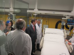 Núñez Feijóo visita la nueva sala de críticos del CHUS