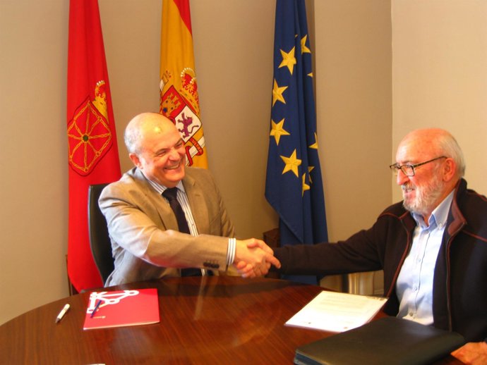 El consejero Luis Zarraluqui, y el alcalde de la localidad, Ignacio Iriarte.