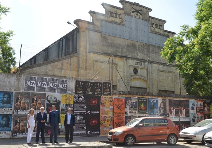 Cuatro diputados del PP-A visitan el solar de Santa Bárbara