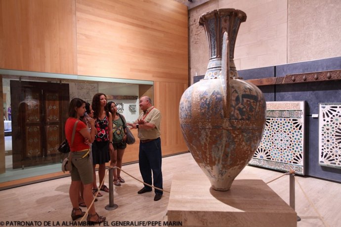 La Alhambra En El Dia De Los Museos