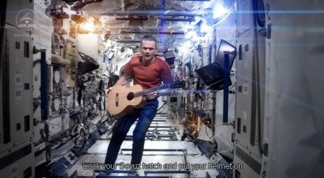 El astronauta que versionó a David Bowie triunfa en Youtube