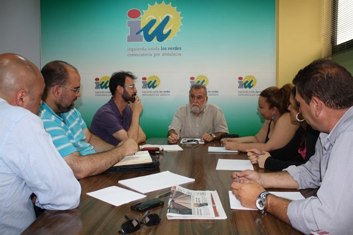 El portavoz de IU se reúne con asociación 'Por un alquiler social digno'