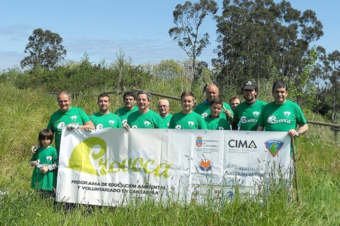 El consejero con los voluntarios en el Pozón de la Yesera