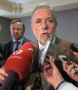 Antonio Beteta atiende a los periodistas acompañado por Juan Carlos Moragues.