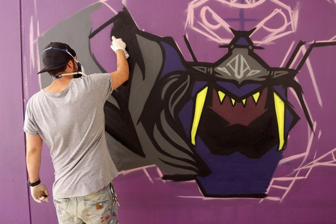 Un grafitero en el festival Poliniza de la UPV